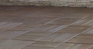 Бетонная брусчатка двора в Чайковском в октябре