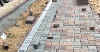 Профессиональная укладка плитки на улице в Чайковском в октябре