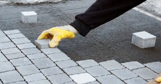 Монтаж тротуарной плитки на даче в Чайковском в октябре