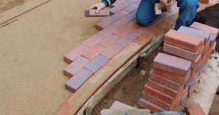 Установка тротуарной плитки в Чайковском - цена от 810 руб. за работу